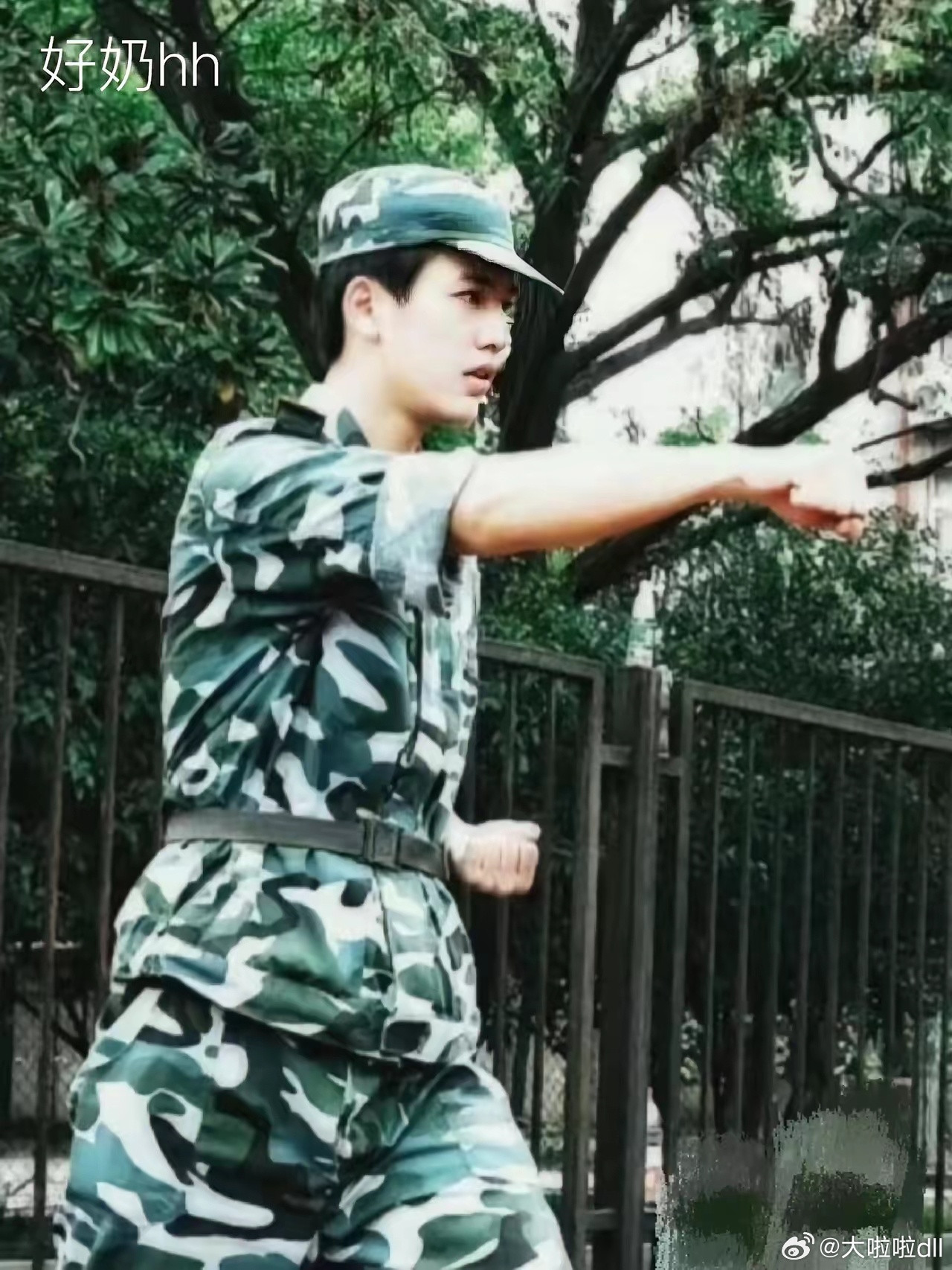 张凌赫，这是他大学军训时的照片，那时候他就帅得离谱，妥妥校园白月光，再加上学习还