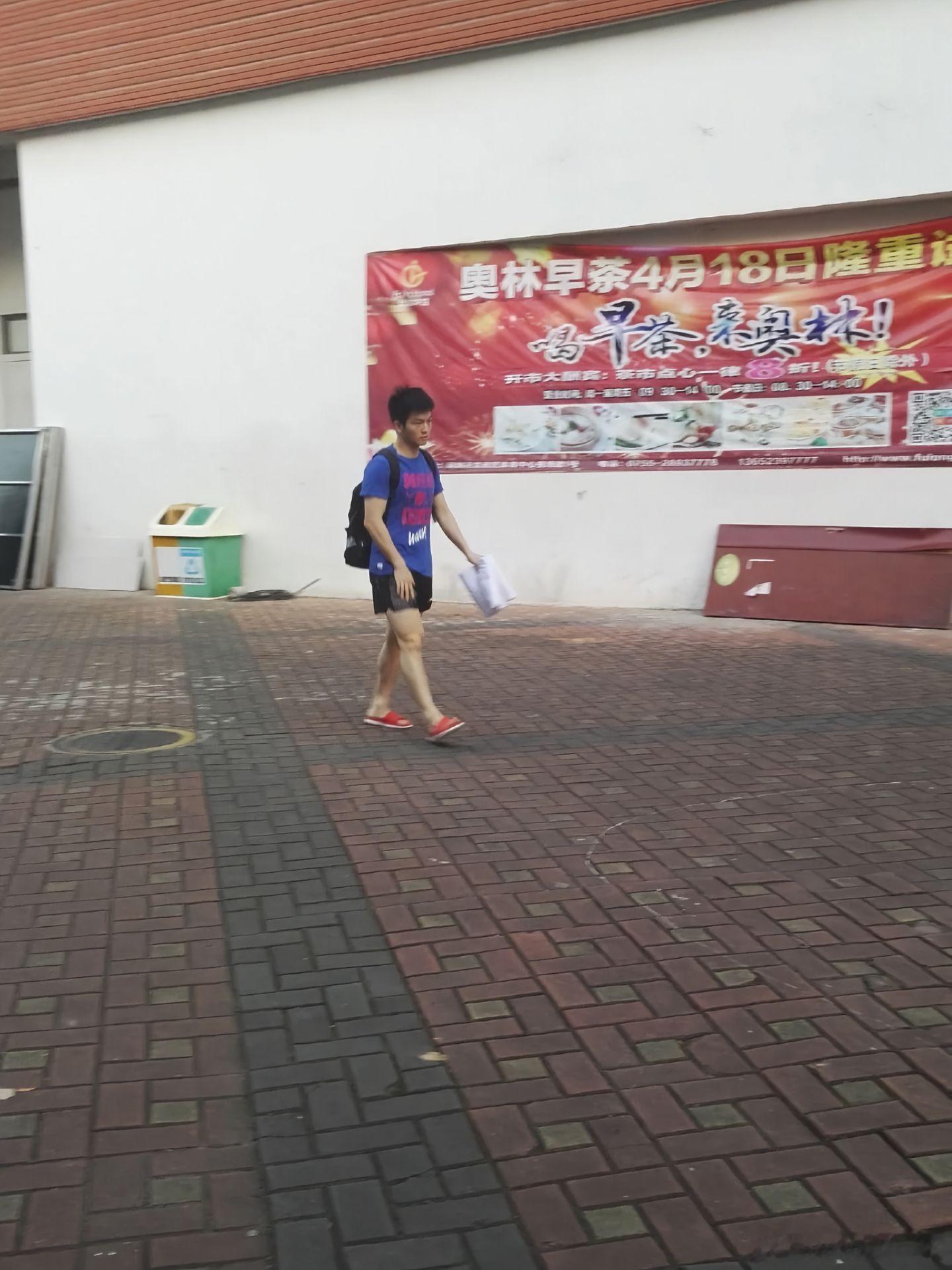 这娇俏的红拖鞋，竟毫无违和感。​​​