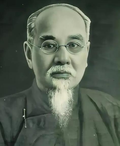 当了12年国民政府主席，国共两党同时为他下半旗。临终前他只留下四个字：光复台湾。