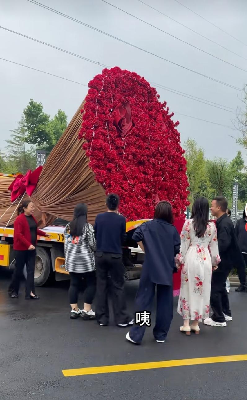 想问一下所有的女生，这两束花，你会选择哪一束？