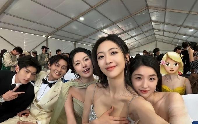 第一次发现向涵之这么漂亮，身材高挑显瘦，五官也很精致，这就是大美女一个呀，怪不得