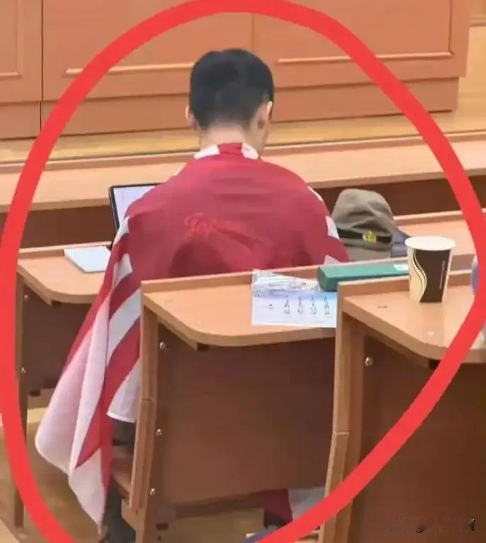 这事闹大了！据网友爆料：莫斯科国立大学历史系一名中国男留学生，在梯形教室课堂上身