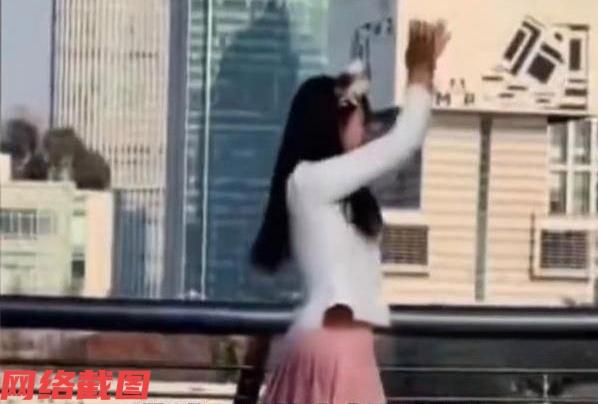 上海外滩有女子在此做直播跳舞，只是女子没有想到自己的行为会引起什么状况，毕竟外滩