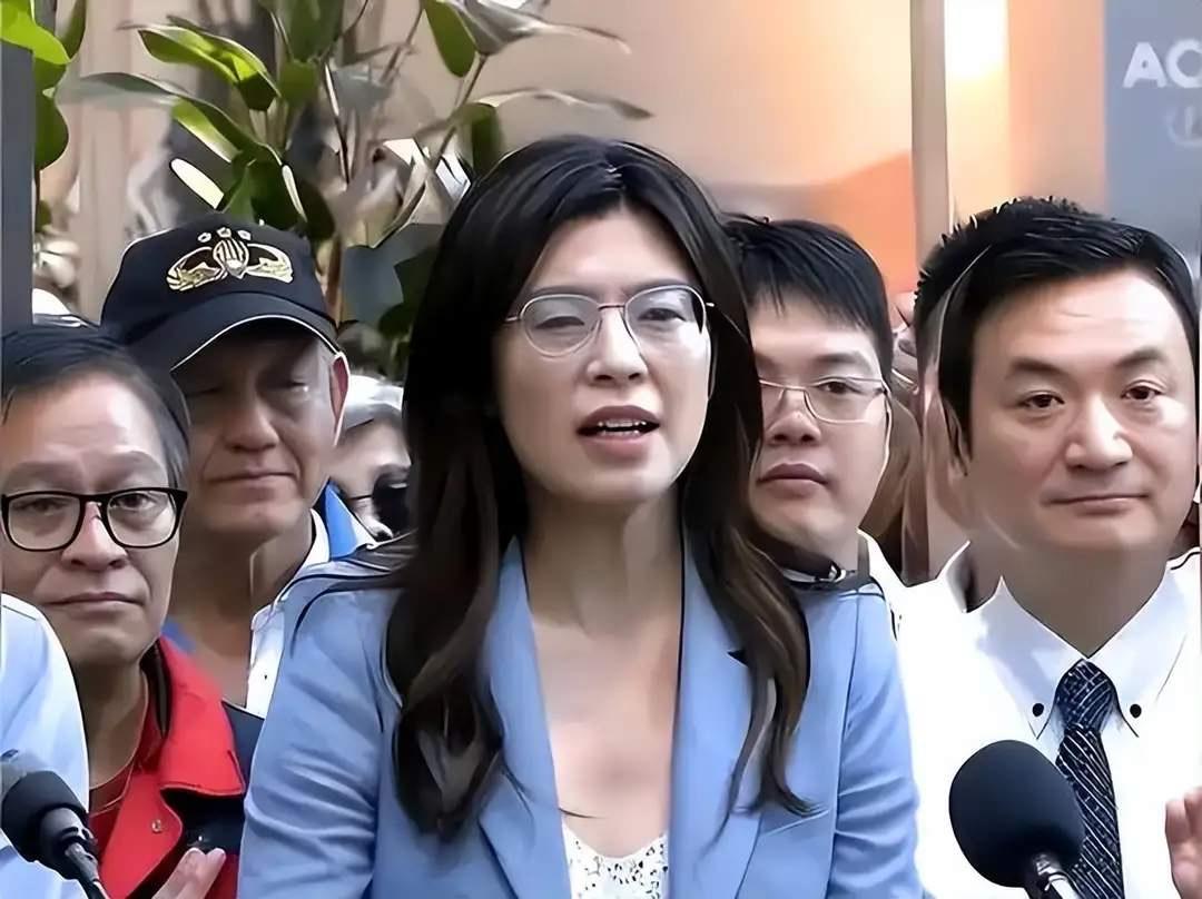 郑丽文台独本色显露无疑。日前郑丽文去台中东山高中接受学生采访，有个学生问得挺