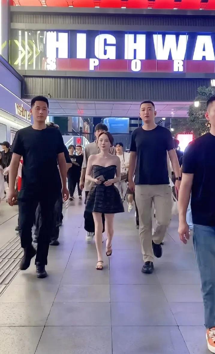 不和方丈和老二炒CP的沈曼又找到流量密码，和四川可乐、次惑小仙女等网红一起炸街春