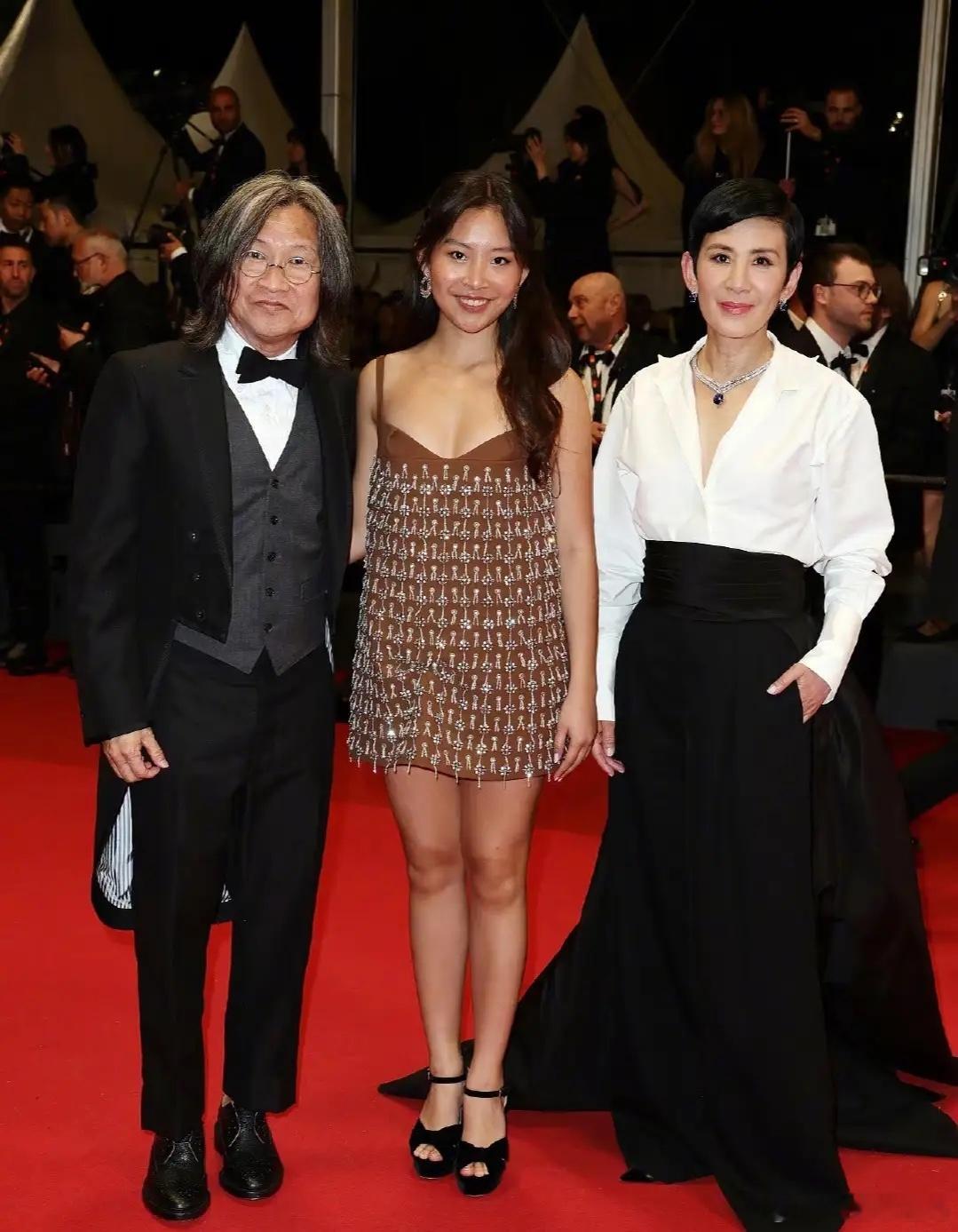 陈可辛吴君如19岁女儿参加巴黎名媛舞会，张艺谋女儿等人也参加过！​​​