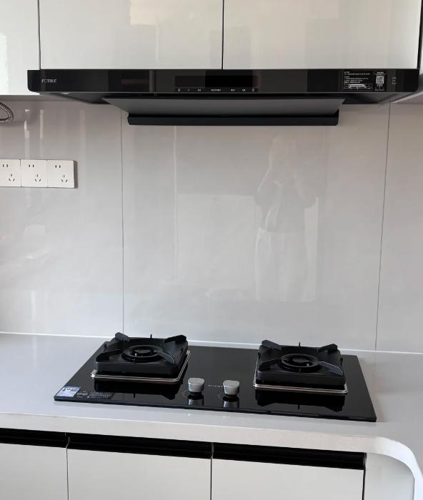 我闺蜜花8000多买了台大牌油烟机，每次炒菜厨房还是跟仙境似的烟雾缭绕，自己呛得