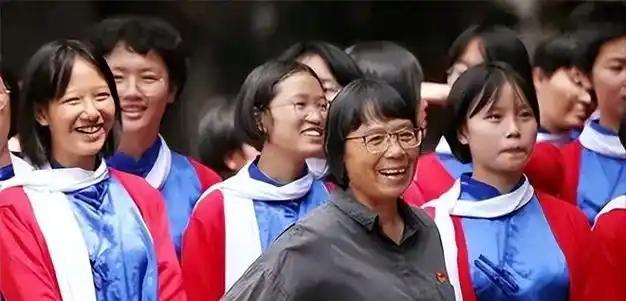 2009年，一位领导到华坪女高视察，发现学生们只能靠青菜果腹，课桌破旧到需要砖头