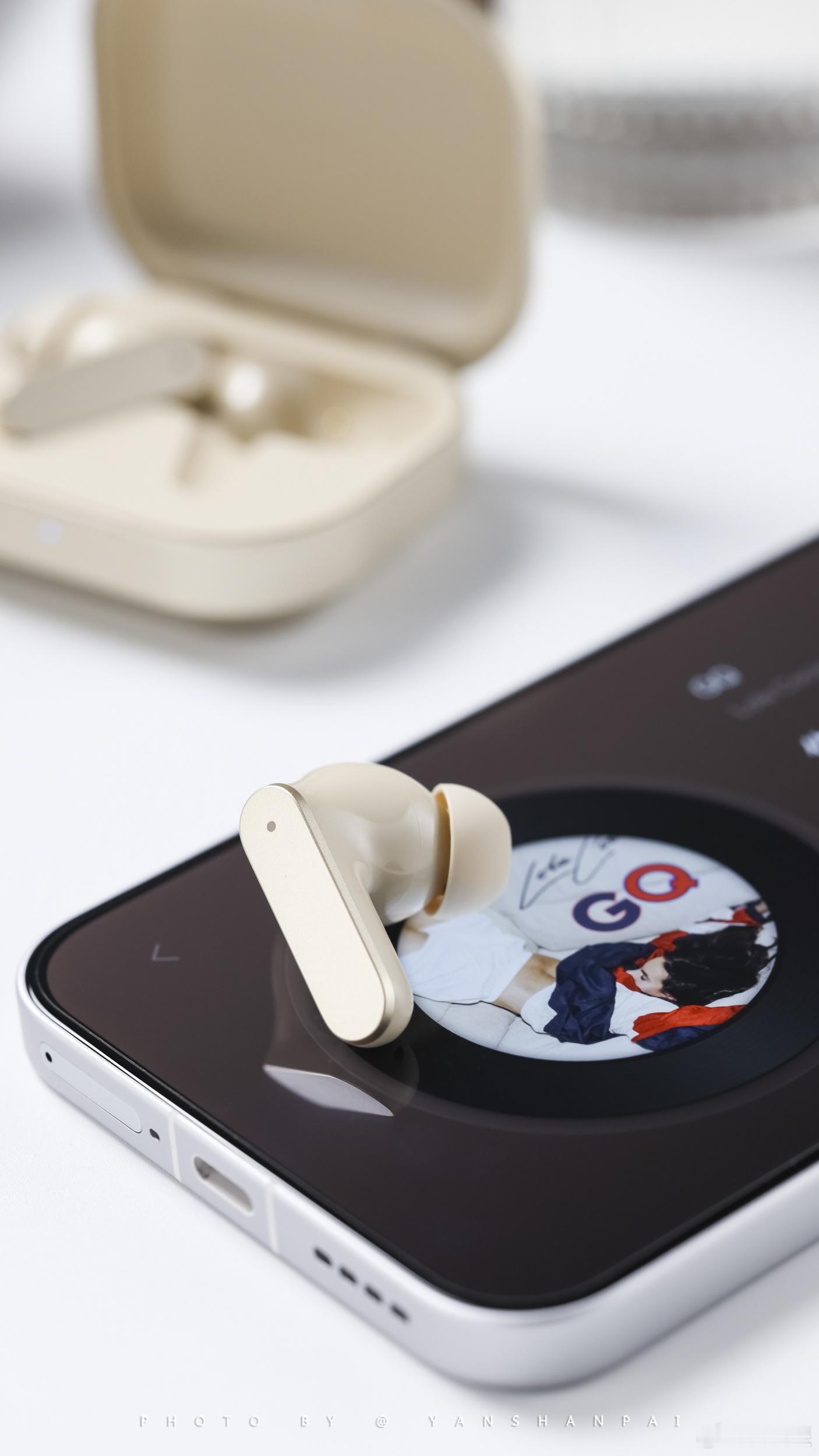 除了真我Neo8，今晚还有真我BudsAir8，分享一组我们的实拍图赏。真