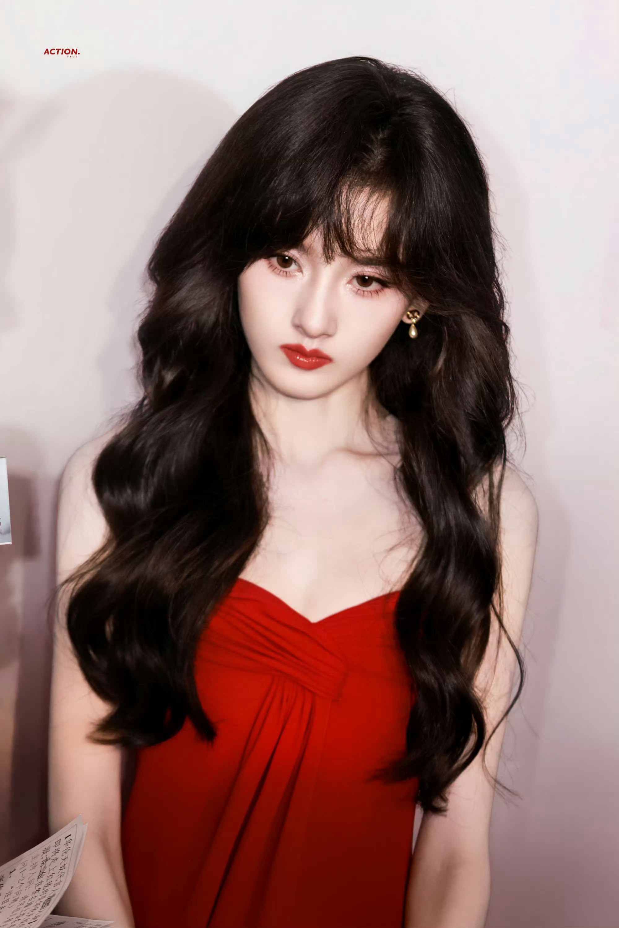 宋祖儿太美了太美了！明艳红玫瑰！