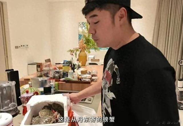 39岁陈赫在家洗螃蟹做饭，41岁张子萱粘在旁边撒娇还唱同一首歌，网友看vlog问：结婚八九年咋还跟热