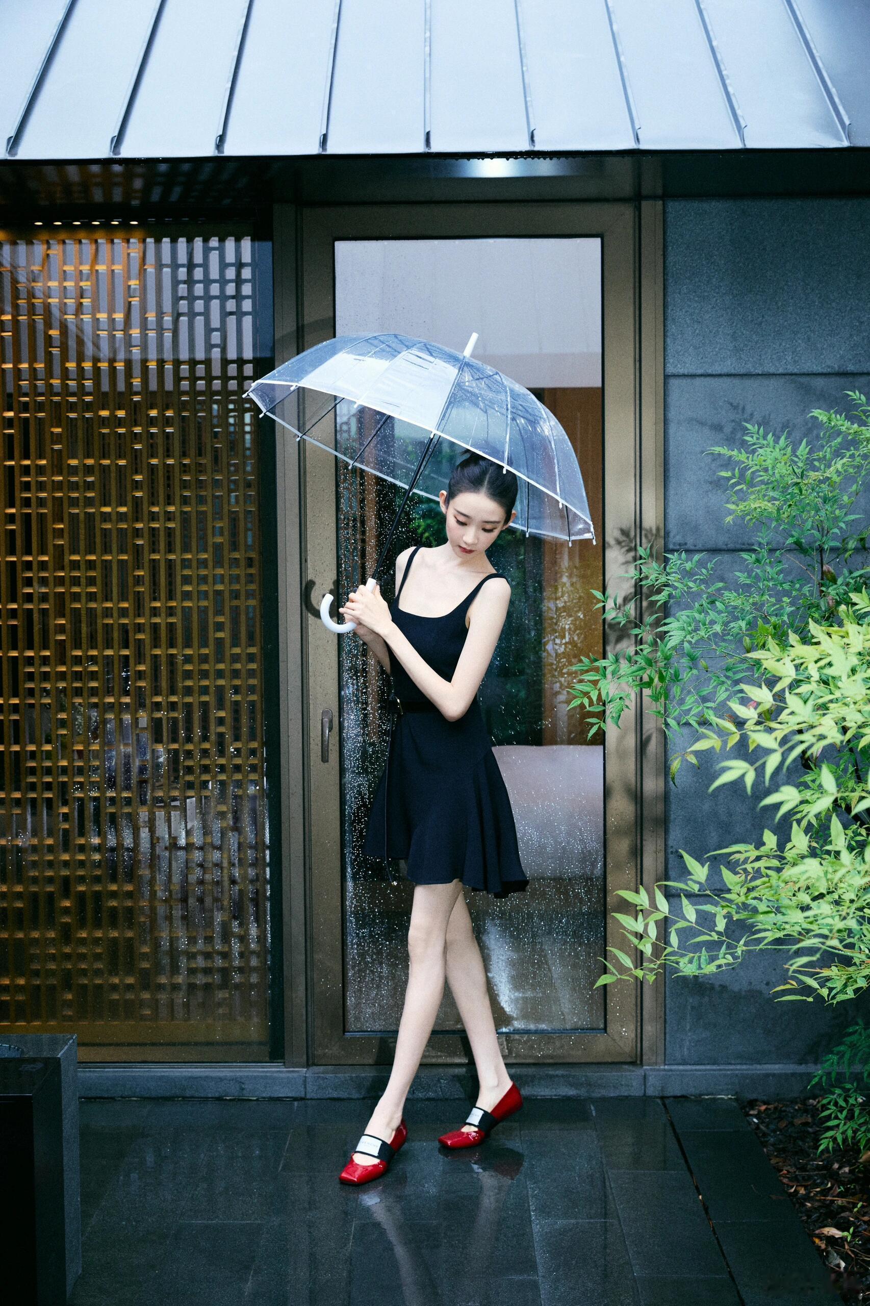 张艺凡🩰踮起脚尖，雨中漫步​​​