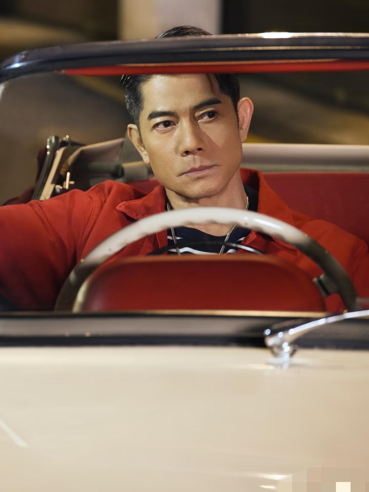 郭富城翻红了，新广告大片曝光，特意染了一次性黑发，真不容易!郭富城在2026