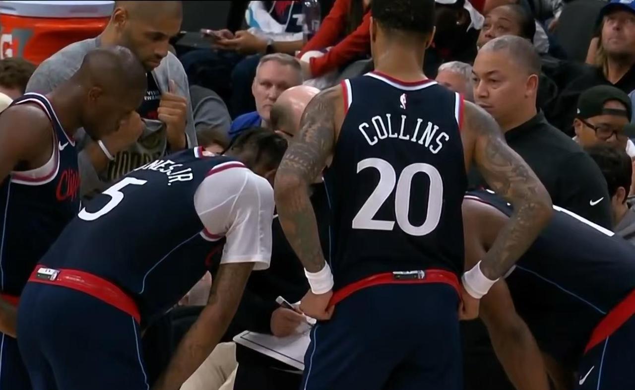 鲍威尔换的是柯林斯，教练不会用，比尔没达到预期，而且暗战上个赛季的表现鲍威尔下一