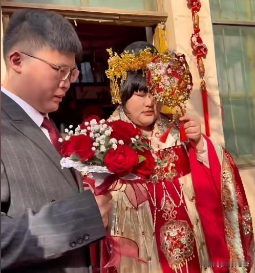 大衣哥女儿朱雪梅今日结婚啦！朱楼村全是喜气，热热闹闹的农村婚礼，看着就暖心。