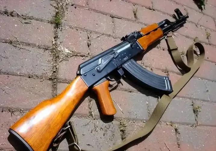 军械话题：56式冲锋枪射击时枪口跳得那么厉害，为什么老兵们却对它爱不释手？只因它