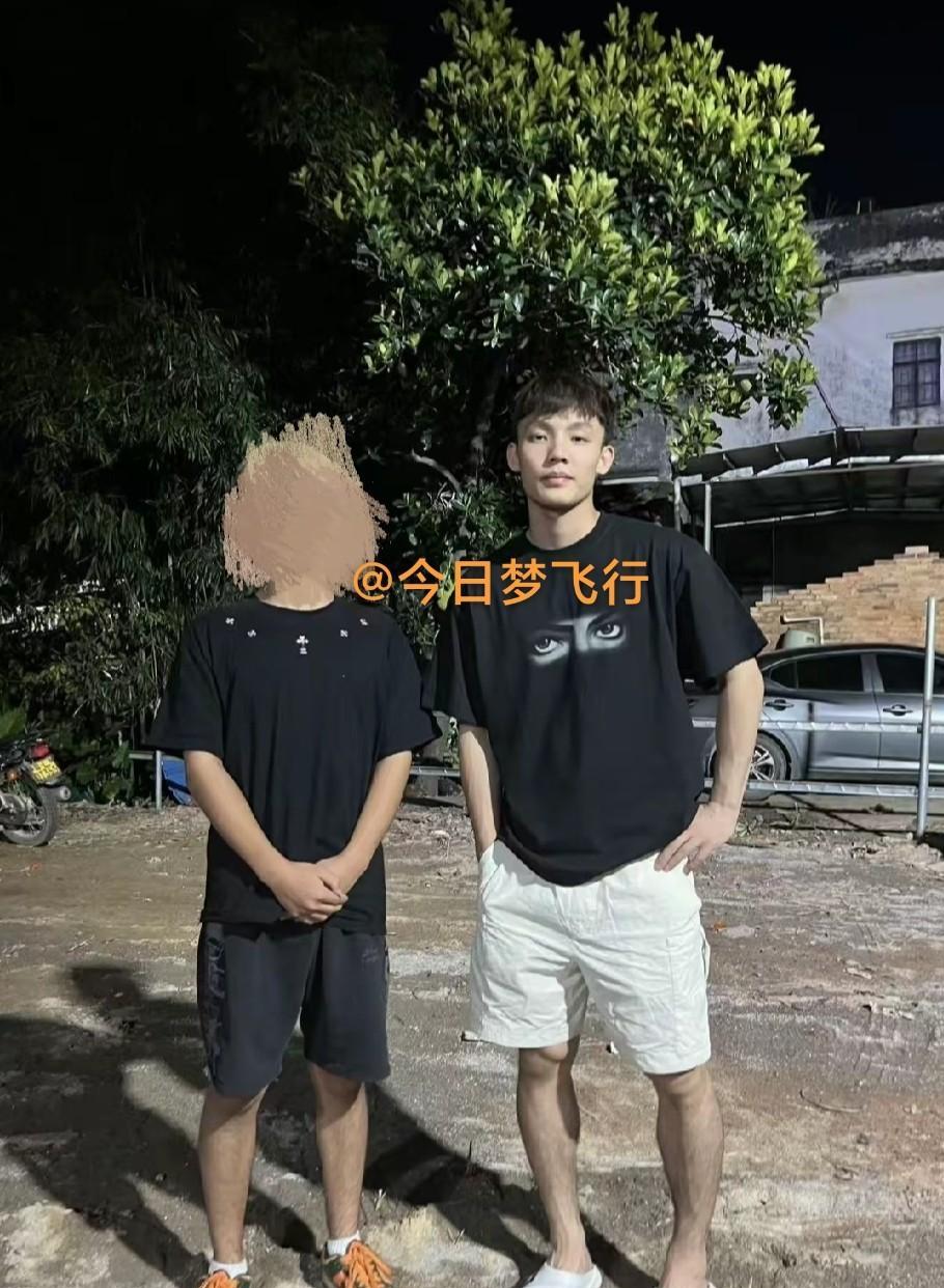 徐杰今晚回家过节，晚上更新个人社媒！今天是中秋佳节，正在养病的广东队球员徐杰回