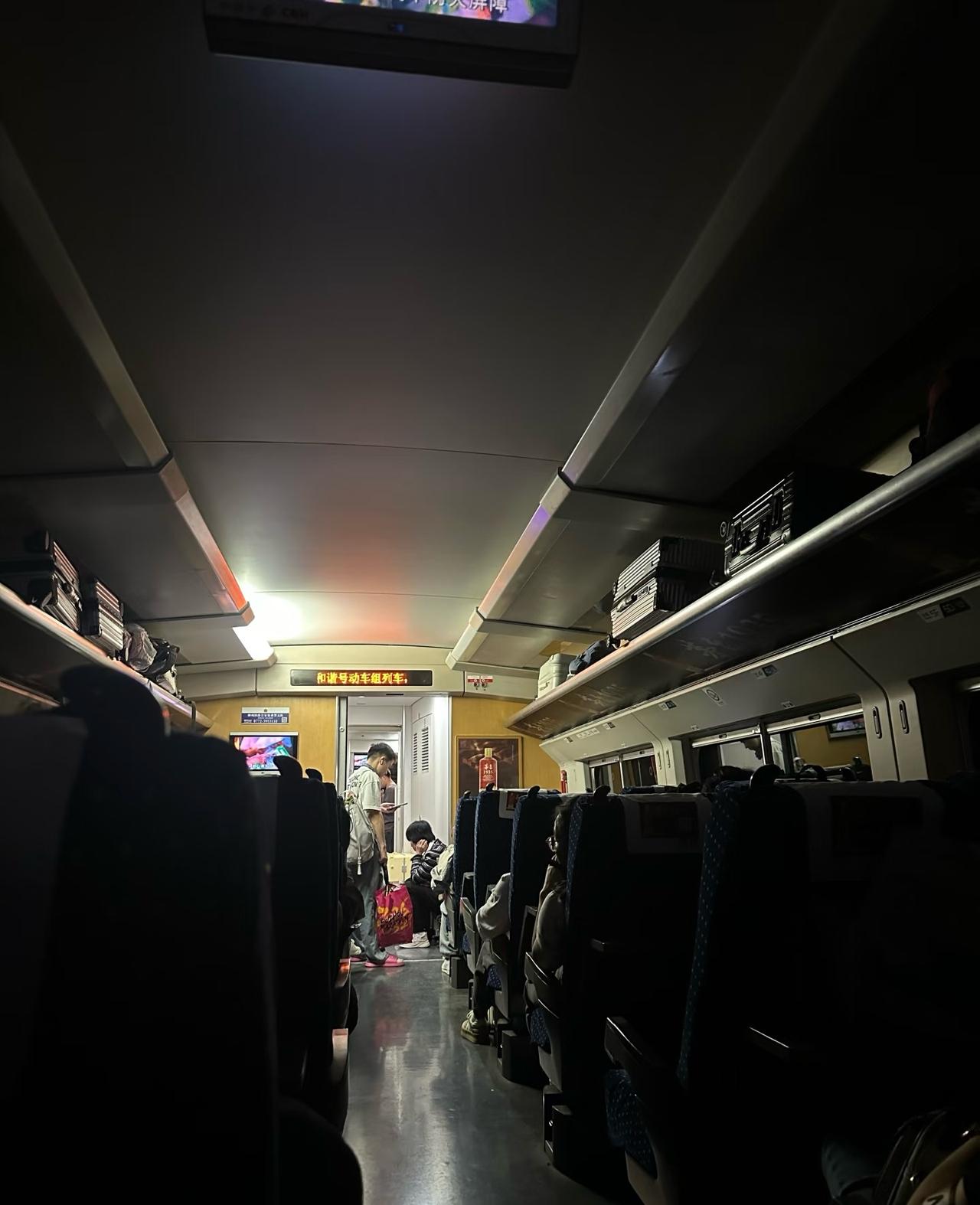 柳州到广州南的动车D3665坏了广州下暴雨，动车开到佛山西站临时停车15分钟