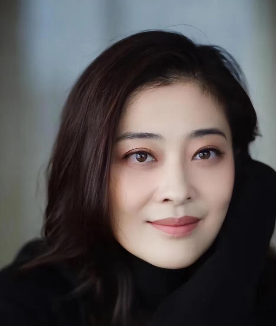 演员梅婷说：我的家庭很特殊，有我爸妈，我公公婆婆，我，我老公，两个孩子，还有两个