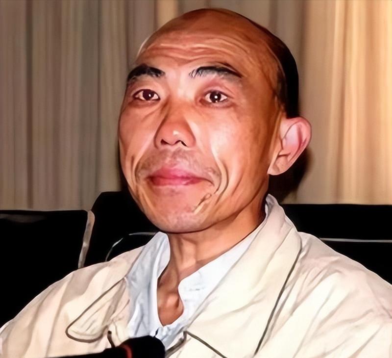 1991年，他是河南鹿邑县一个老实巴交的农民。就因为在酒桌上脱了件外套，露出件绿