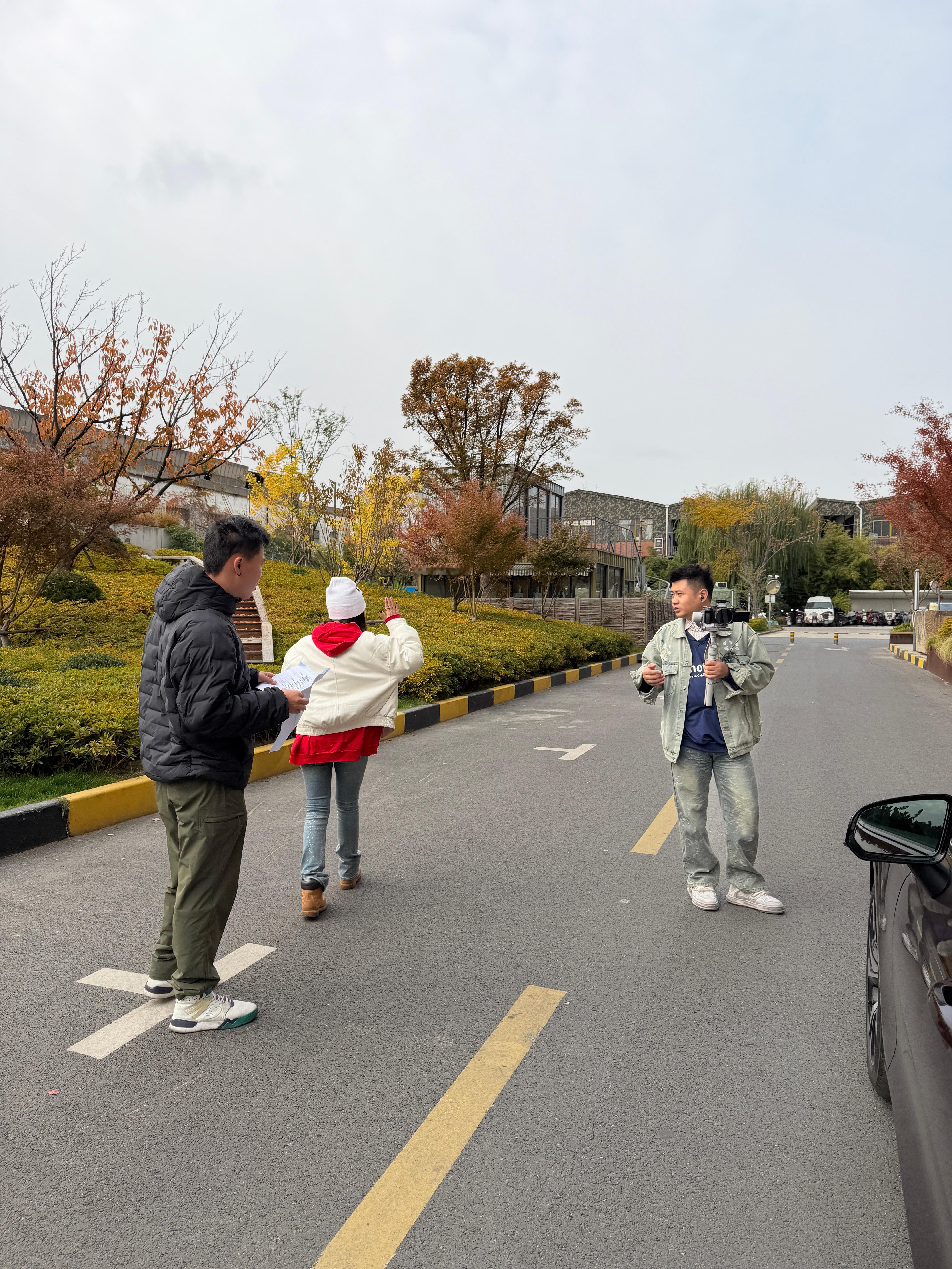 八点就开始拍摄了，朵姐说她完全没睡醒