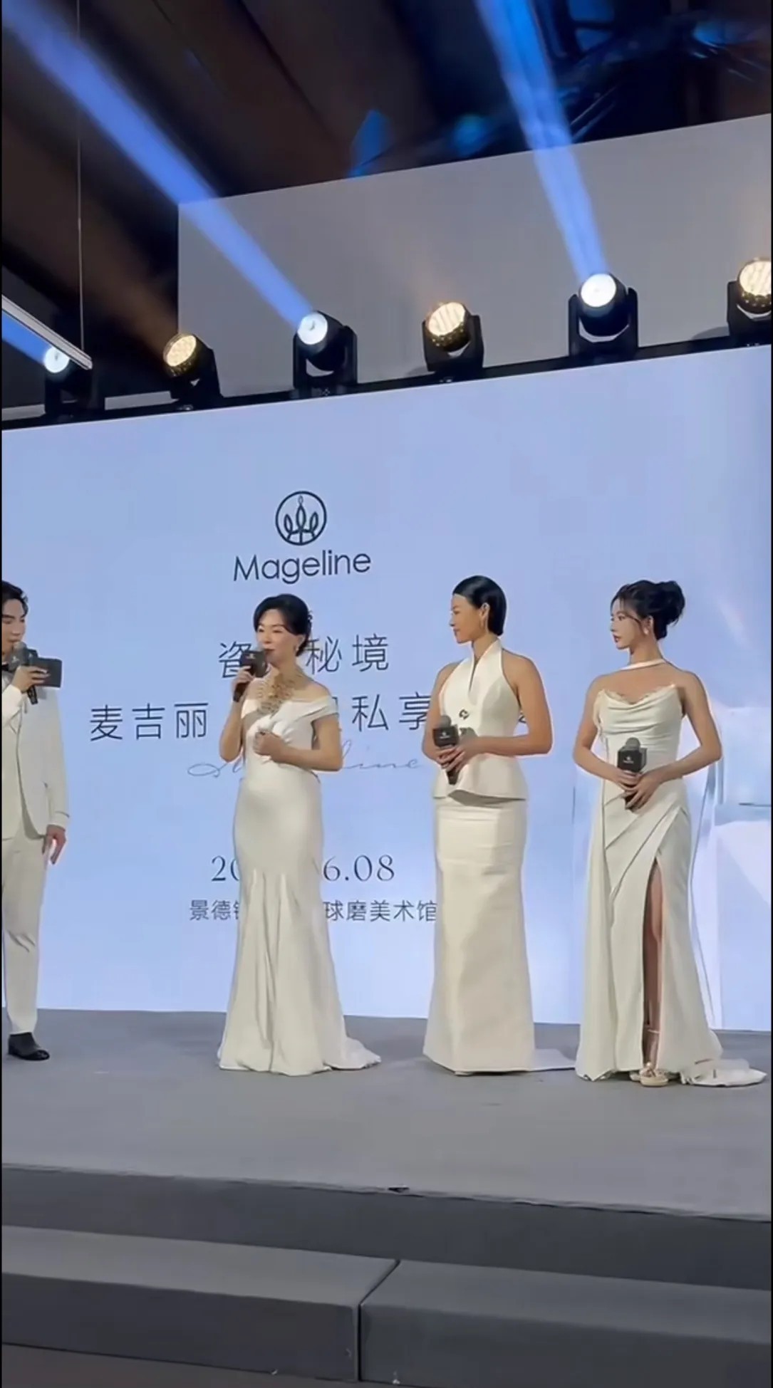陈数这礼服，看起来明显比胡杏儿的质量好，非常顺滑没有一点褶子。但这身材输给了三