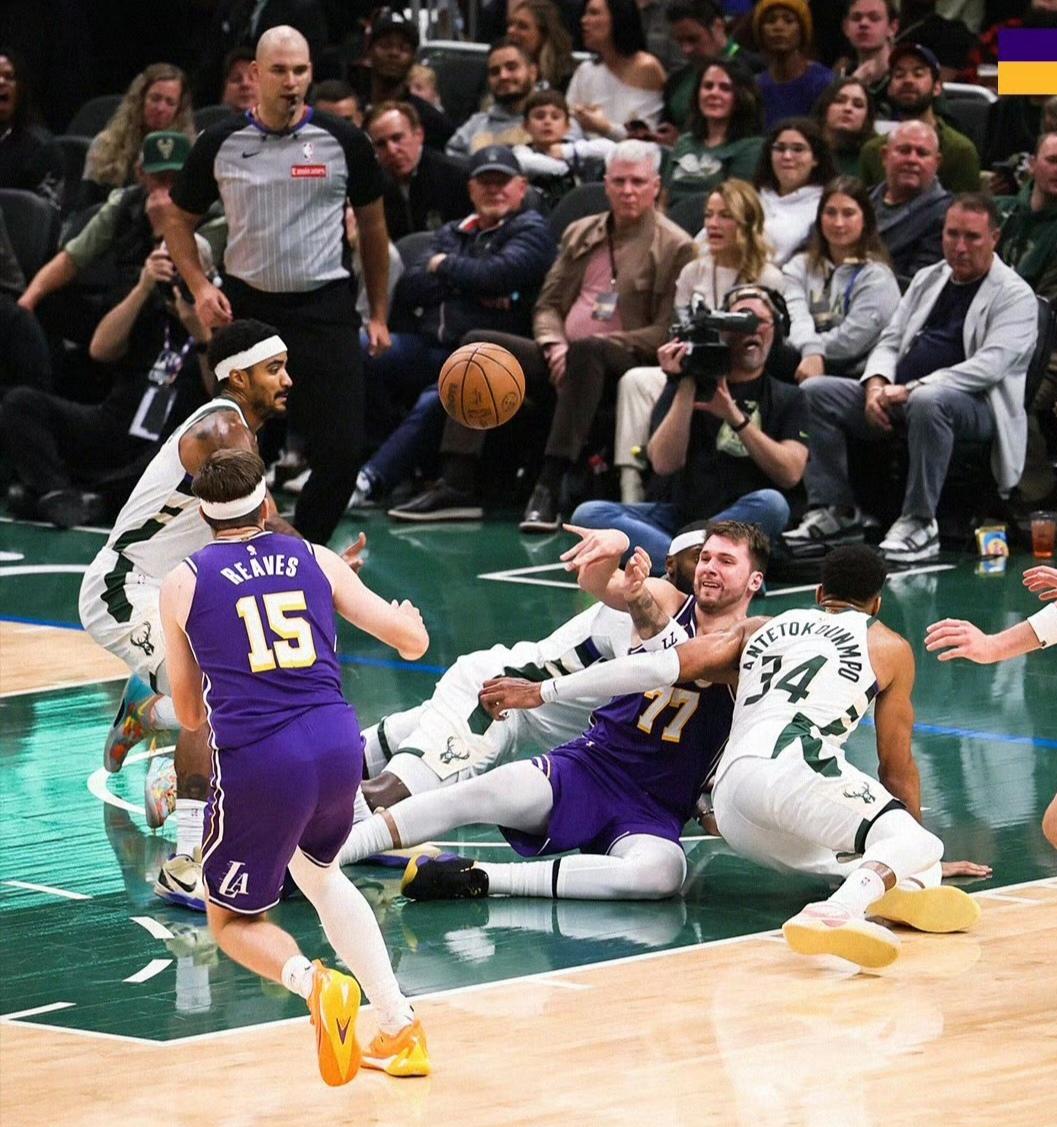 湖人大胜雄鹿：1人假首发，3人真核心。今夕是何年？湖人半场让雄鹿得了34分且领