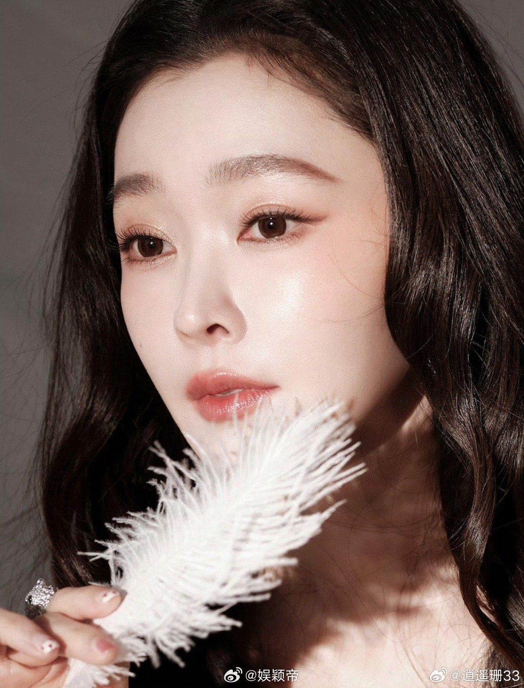 宋轶胎毛刘海从发际线美人到胎毛刘海女神，宋轶再次证明：真正的美在于细节。几缕绒