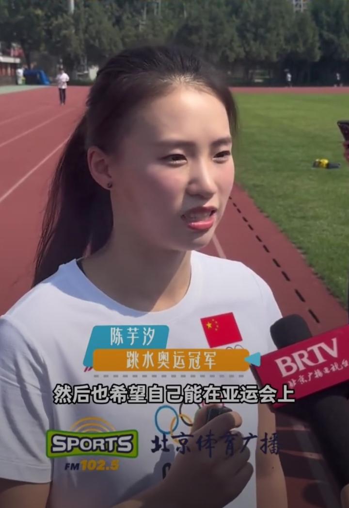 6月27日奥林匹克日活动，陈芋汐现身北体大领跑、跟路人玩各类趣味运动，全程温柔又
