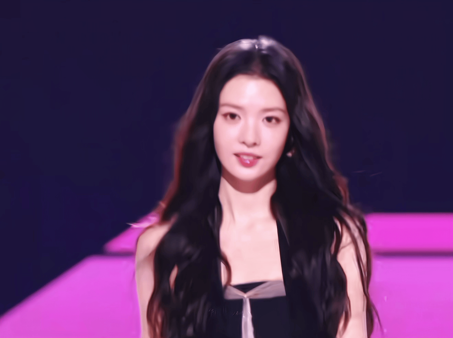 张艺上怎么鼻子变大了一些2高配卢昱晓