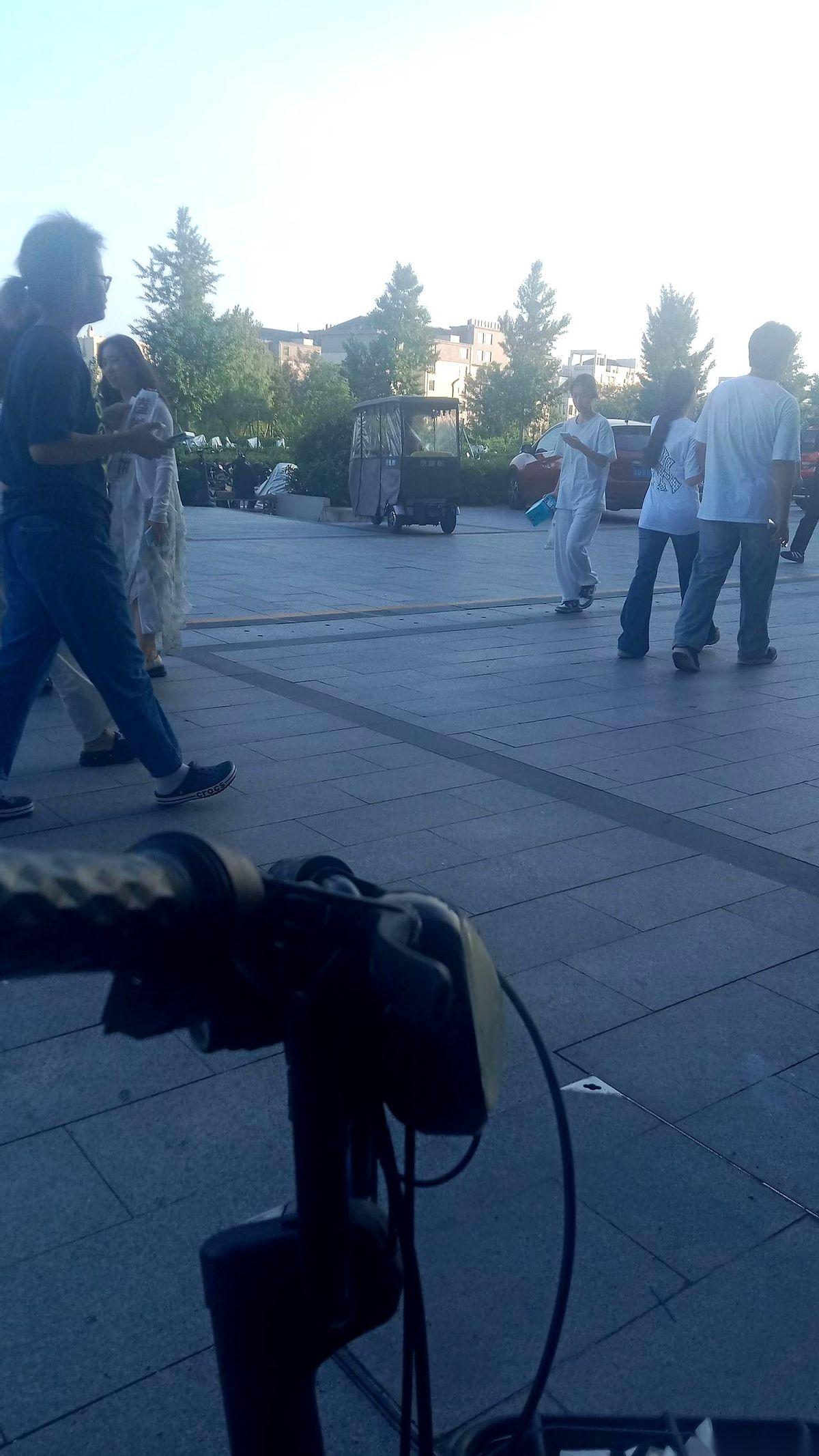 见过一种60岁的老爷子。大半辈子的积蓄，通通砸给了一个小姑娘，以为自己抓住了爱