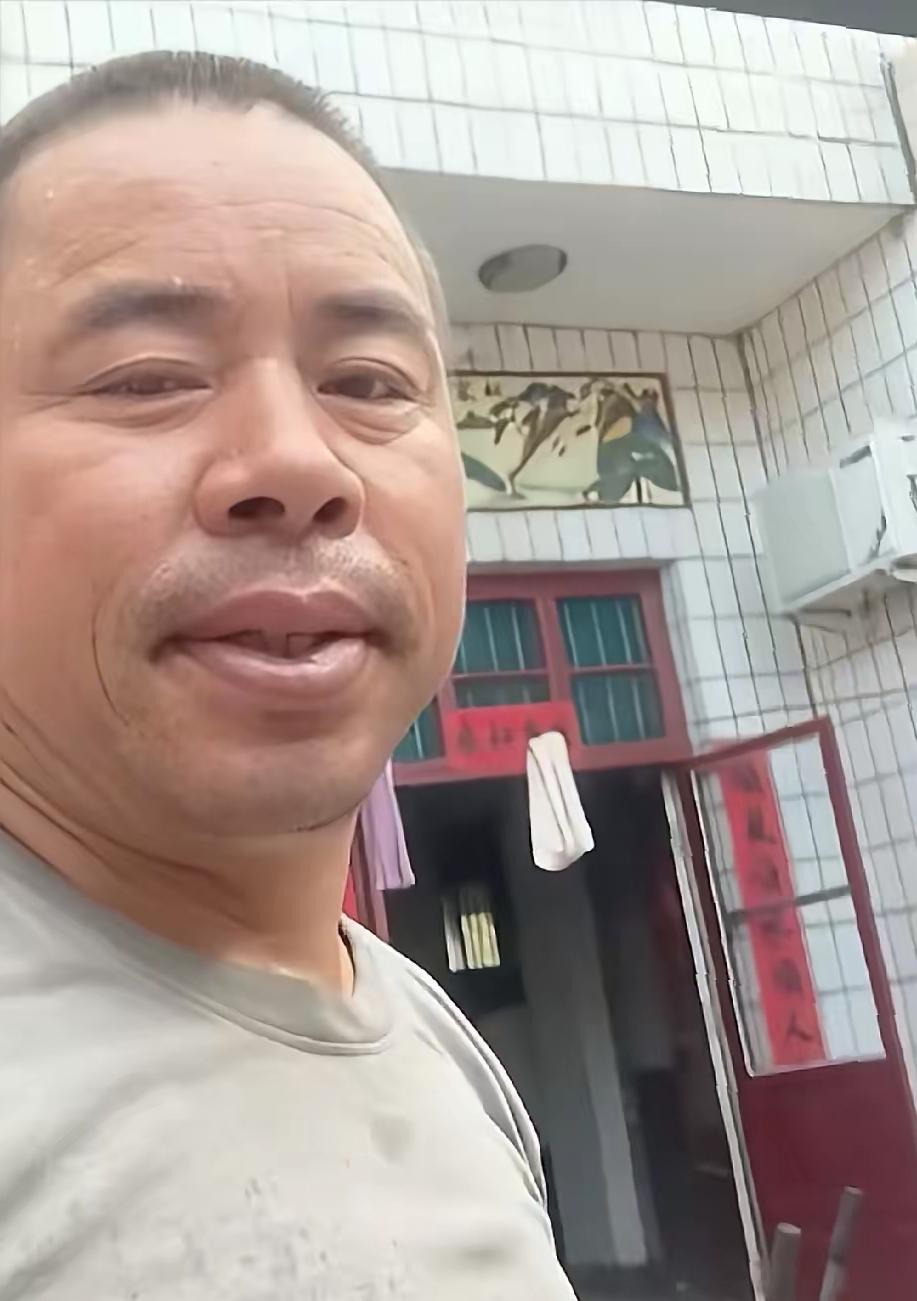 这是杀人犯夏付刚的家，日子过得相当不错，常年在外包工。领着一群大爷大妈在外干活，