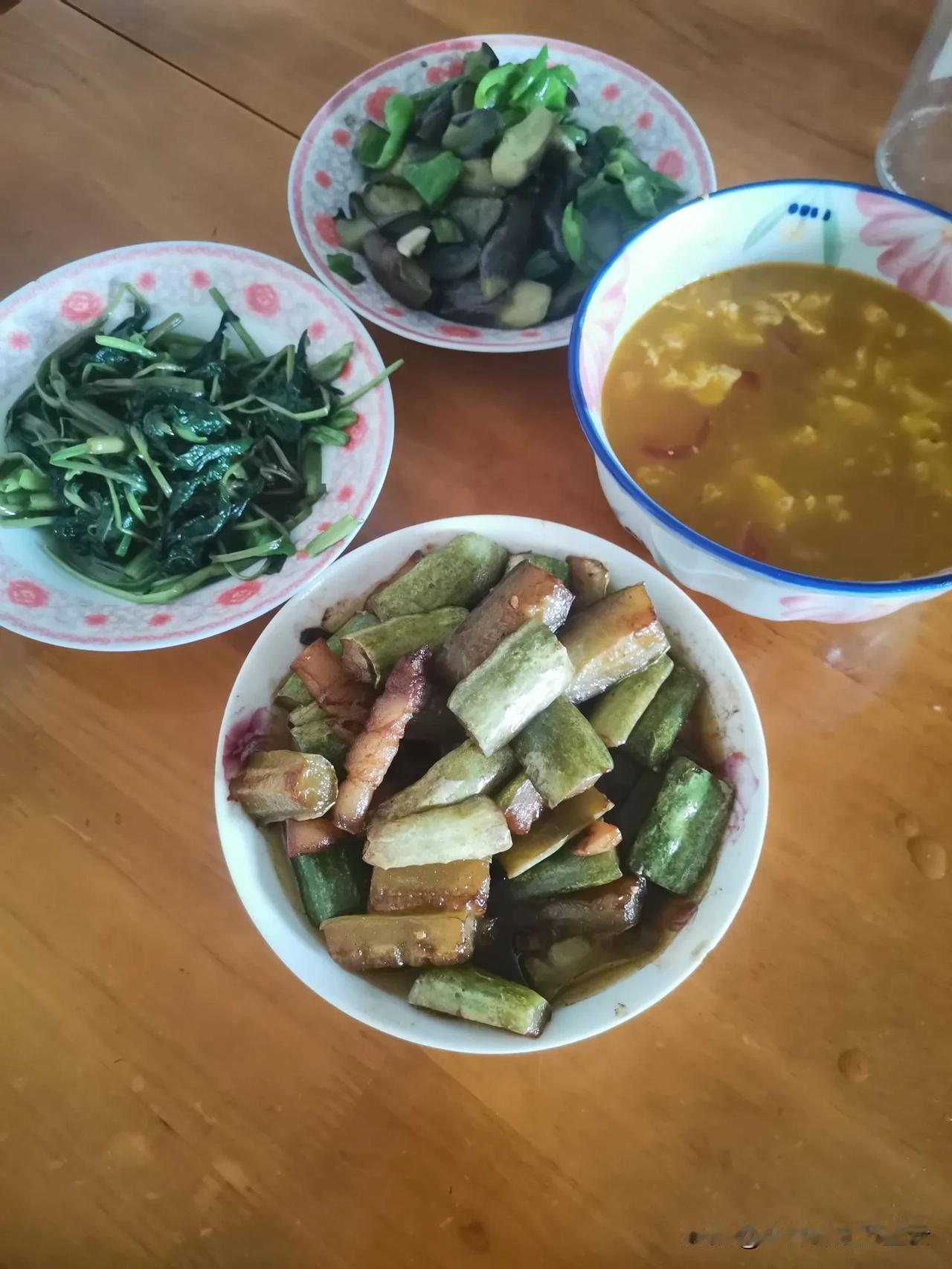 老婆看了桌子上的几个菜，说没有一个她想吃的，不吃了。唉！快50岁的人了，还这么