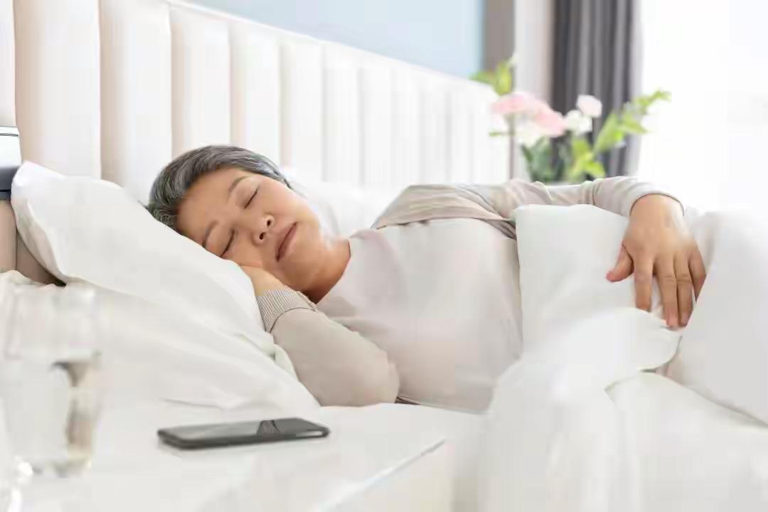 【标题】凌晨4点就睁眼？别怪闹钟，可能是身体在拉响4种“红色警报”！【正文】