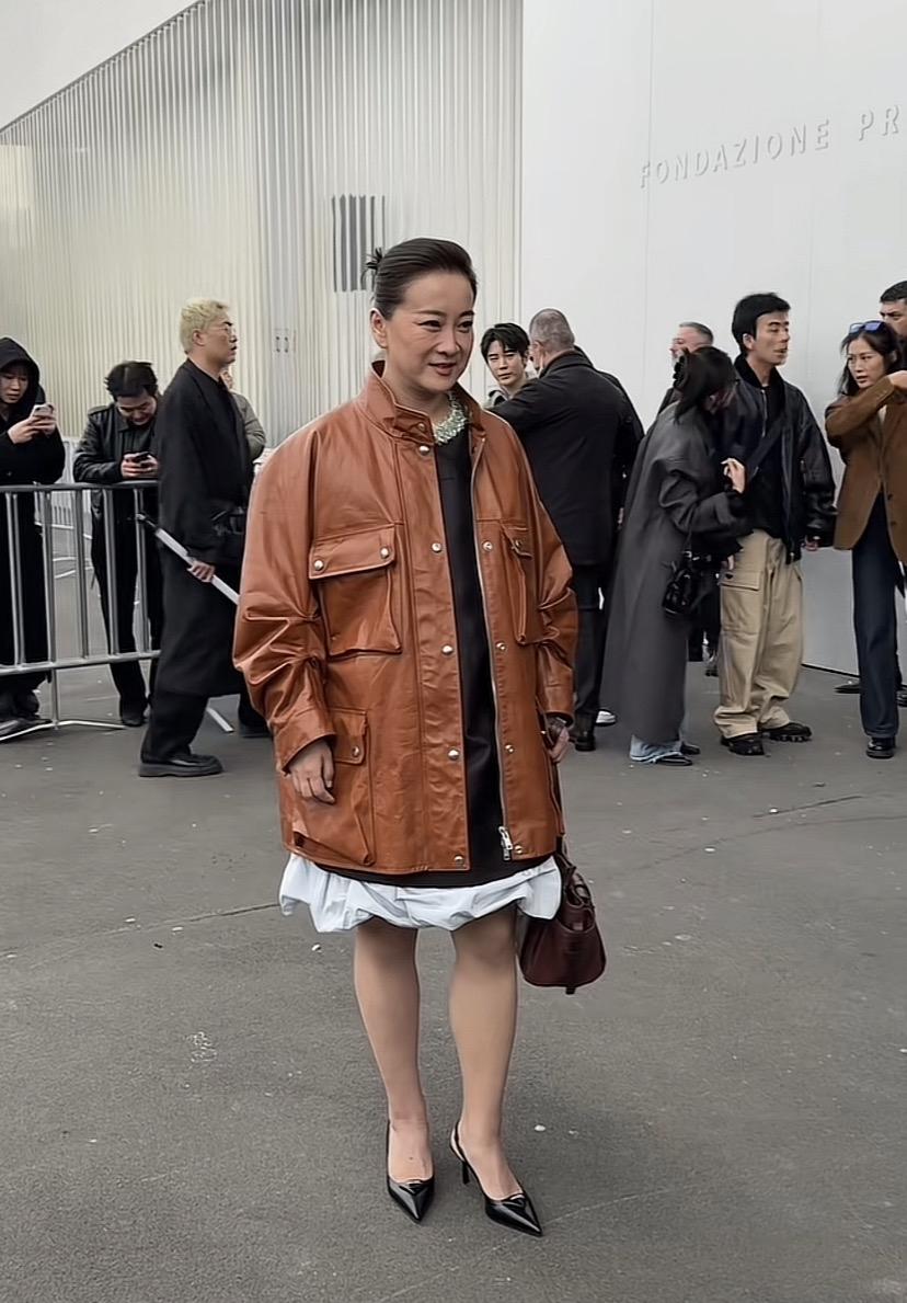 贾玲是做了拉皮了，还是又瘦了？怎么看着不太像她了呢？看来人真的不能太放纵自己