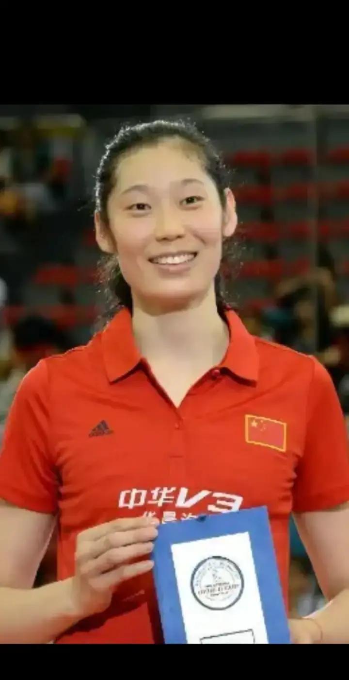 央视的屏幕，今晚为朱婷熄灭。但你还能看。咪咕和腾讯握住了唯一的火把。凌晨零