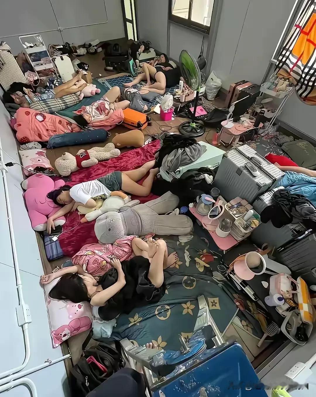 想了三天三夜也没想明白：究竟是什么样的公司，会让这么多的员工挤在这么小的房间里？