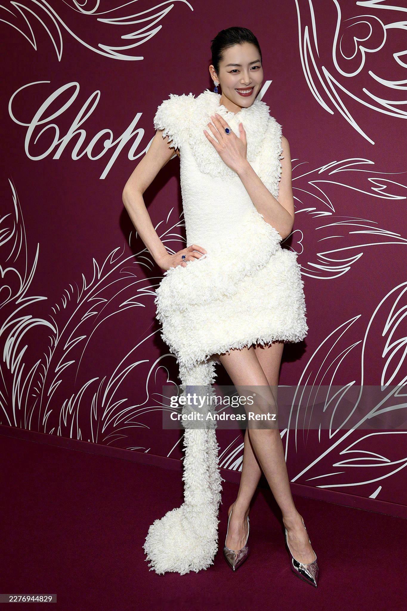 超模刘雯身着LOEWE纯白剪羊毛礼服，亮相ChopardMiracleGa