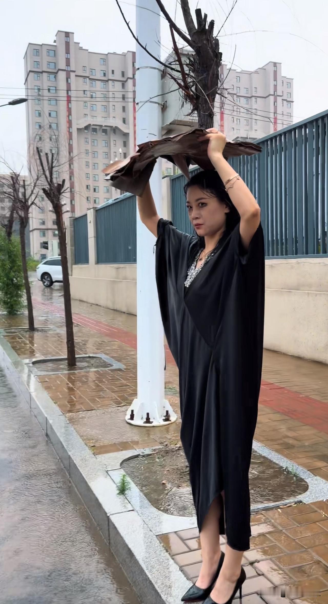 下雨，确实来晚了[捂脸哭]