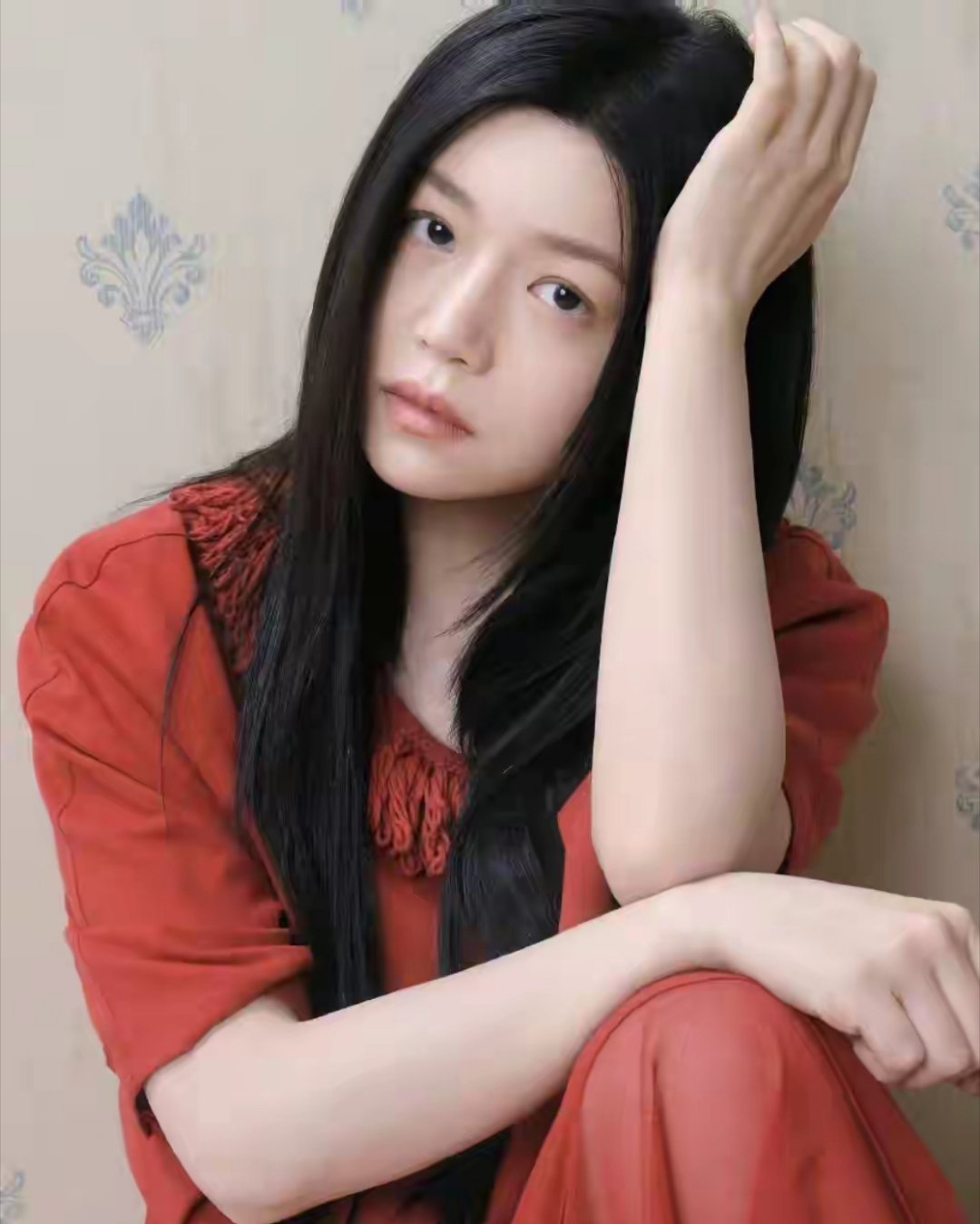 陈妍希的最新浪漫式杂志大片来袭，和狗狗合影笑容好甜！