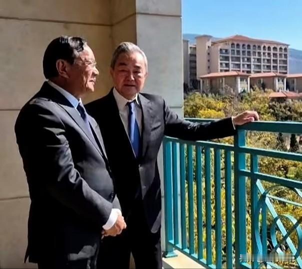 抚仙湖畔，两位外长的“松弛时刻”！云南的天空，总是那样么蔚蓝；抚仙湖