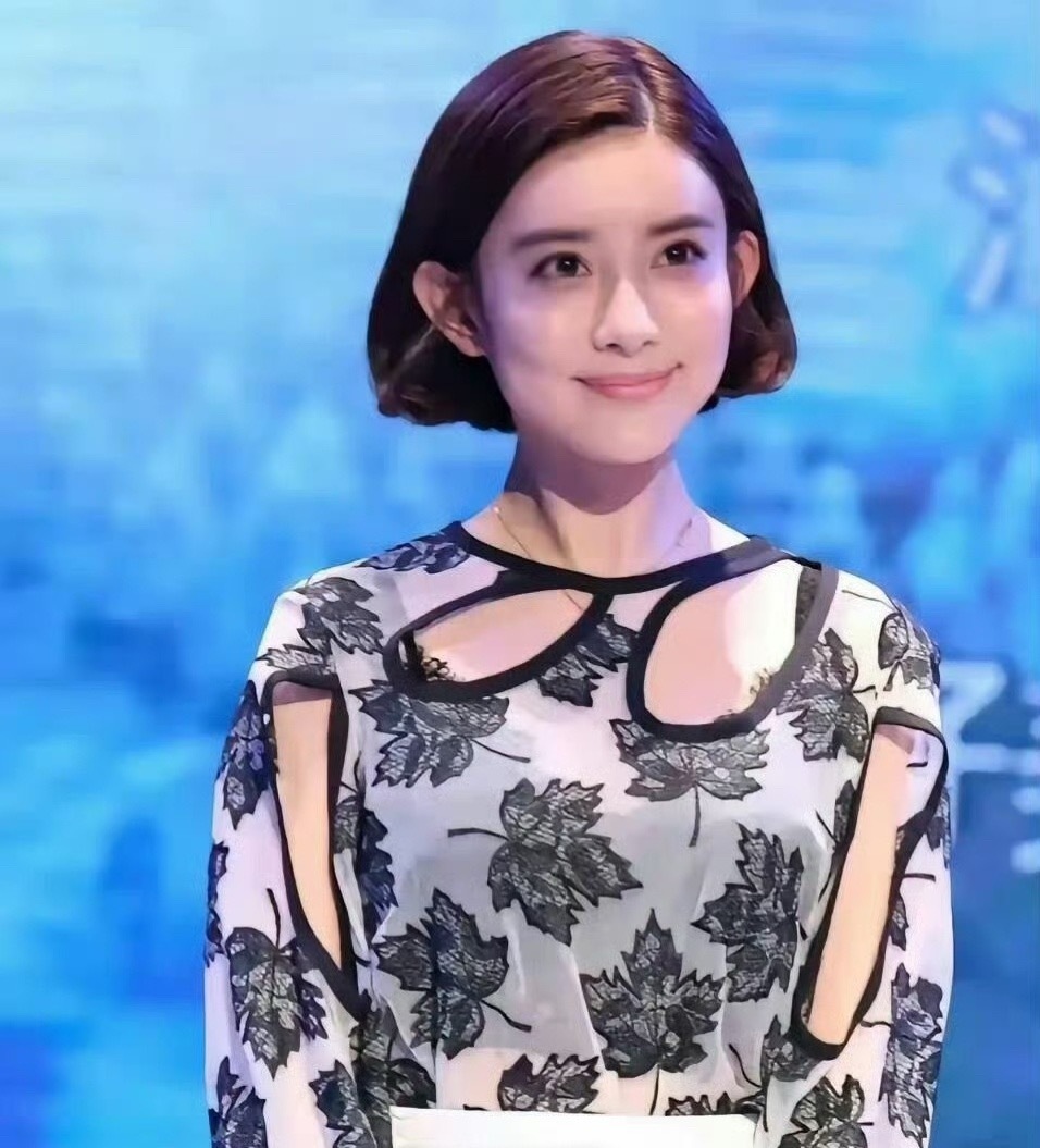 简直不敢相信，孟子义刚出道竟然长这样，太夸张了吧，好完美的一张脸，记得没整容啊！