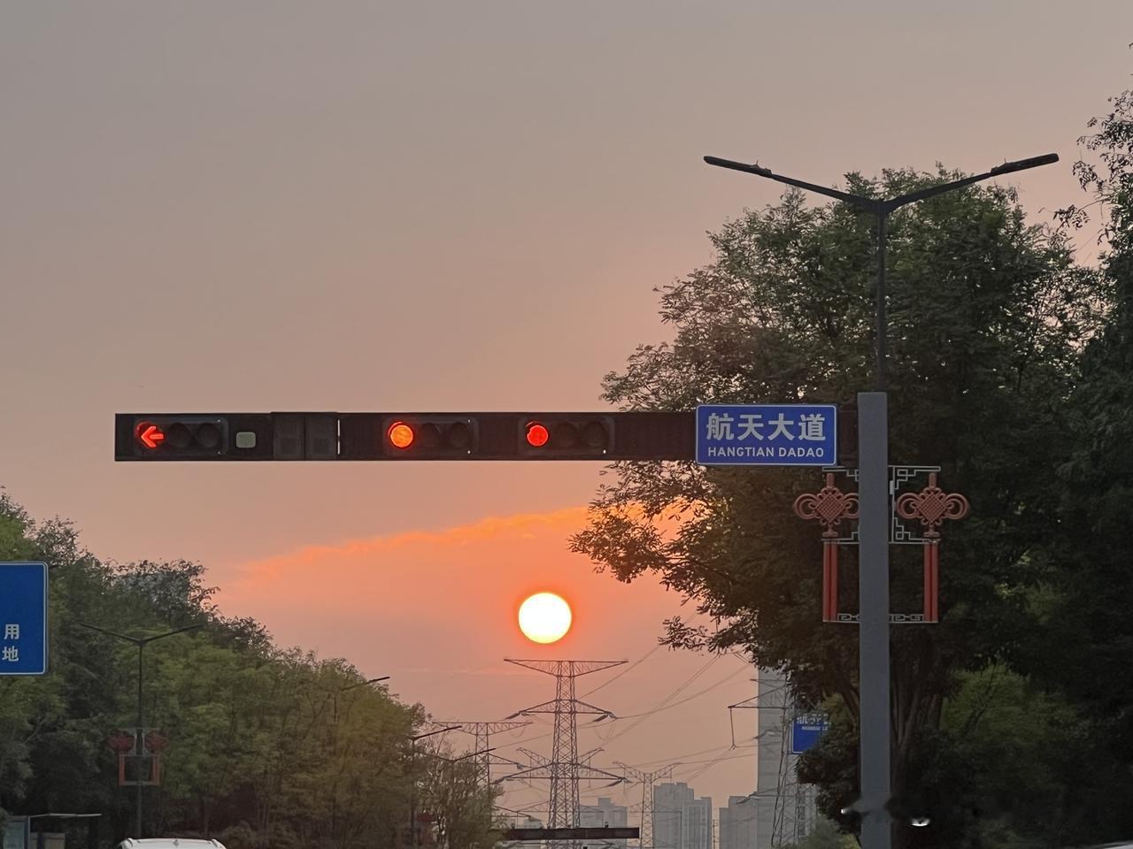 近年来，有的干部因为在职期间涉嫌违纪违法被查处，晚年晚节不保，财产充公，退休待遇