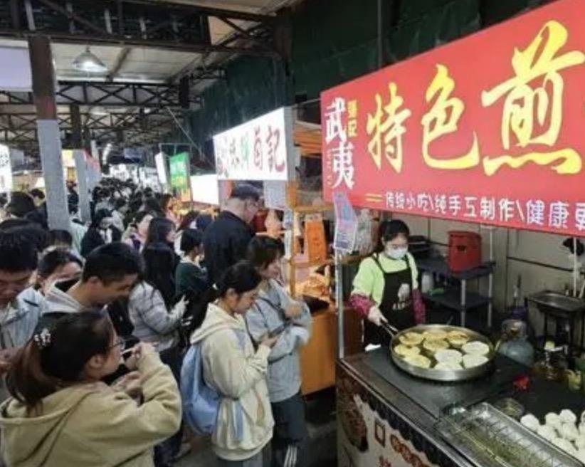 一条小吃街在一夜之间，商户的收款码全被换成了一个人的，而众商户对此却是一点都不慌