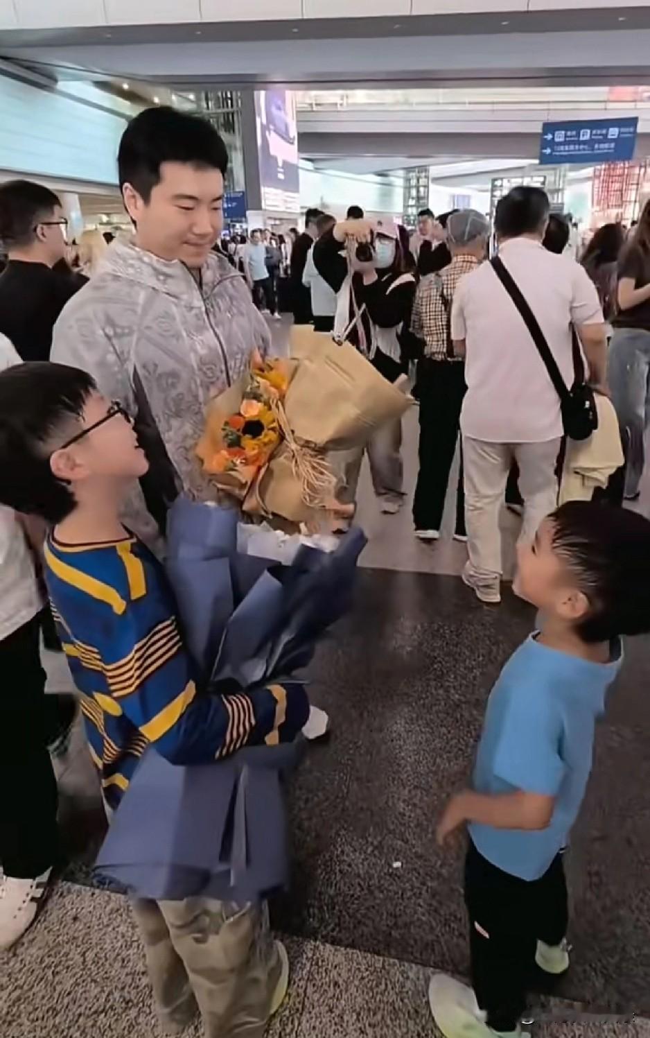 回京了！莎莎自己走的VIP，王晨策开奔驰接的楚钦。马琳和梁靖昆的儿子都到机