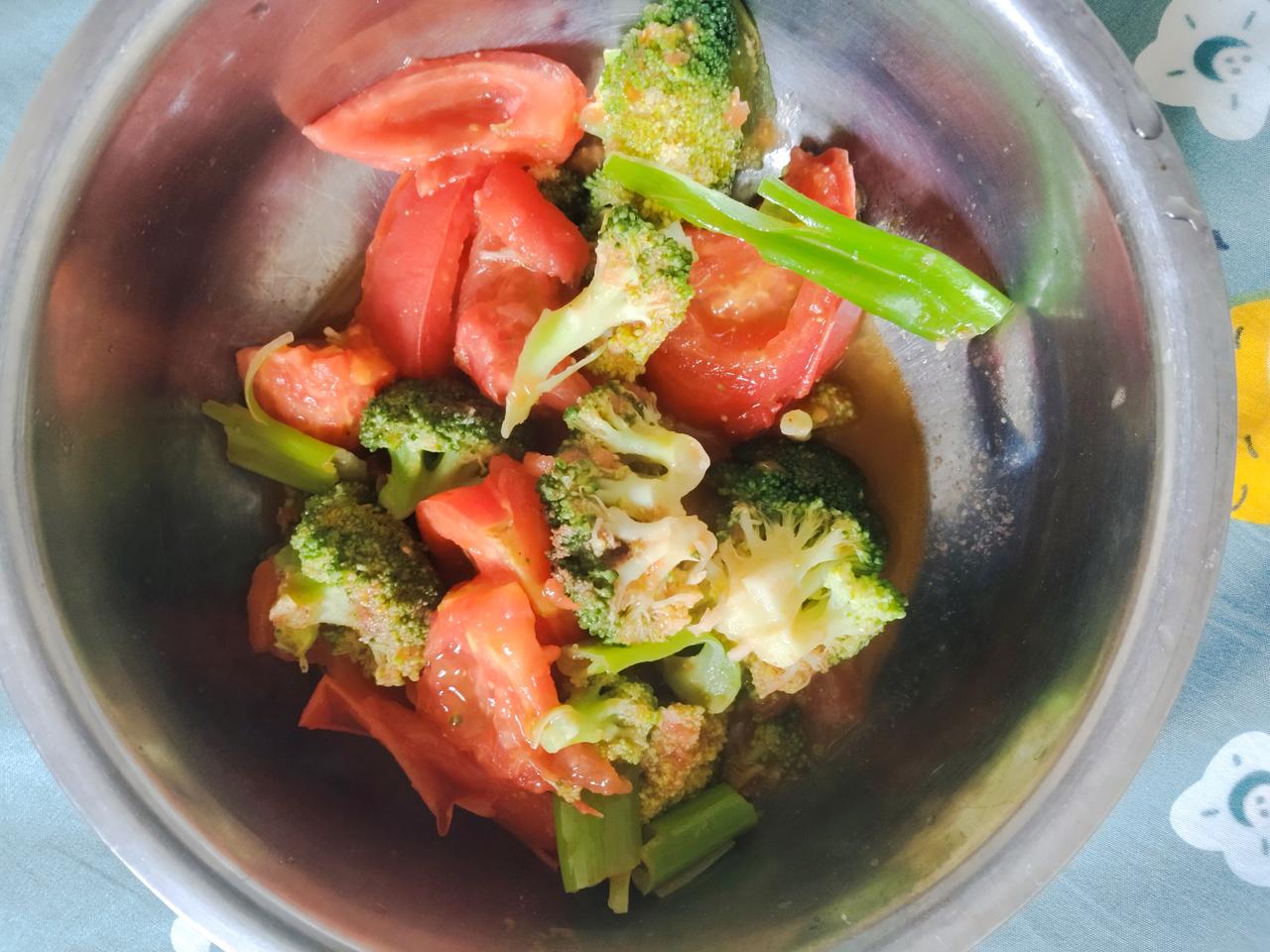 我做饭只有一招：把菜洗干净，蒸熟或煮熟，炒熟。真羡慕南方的男人，什么都会做，包