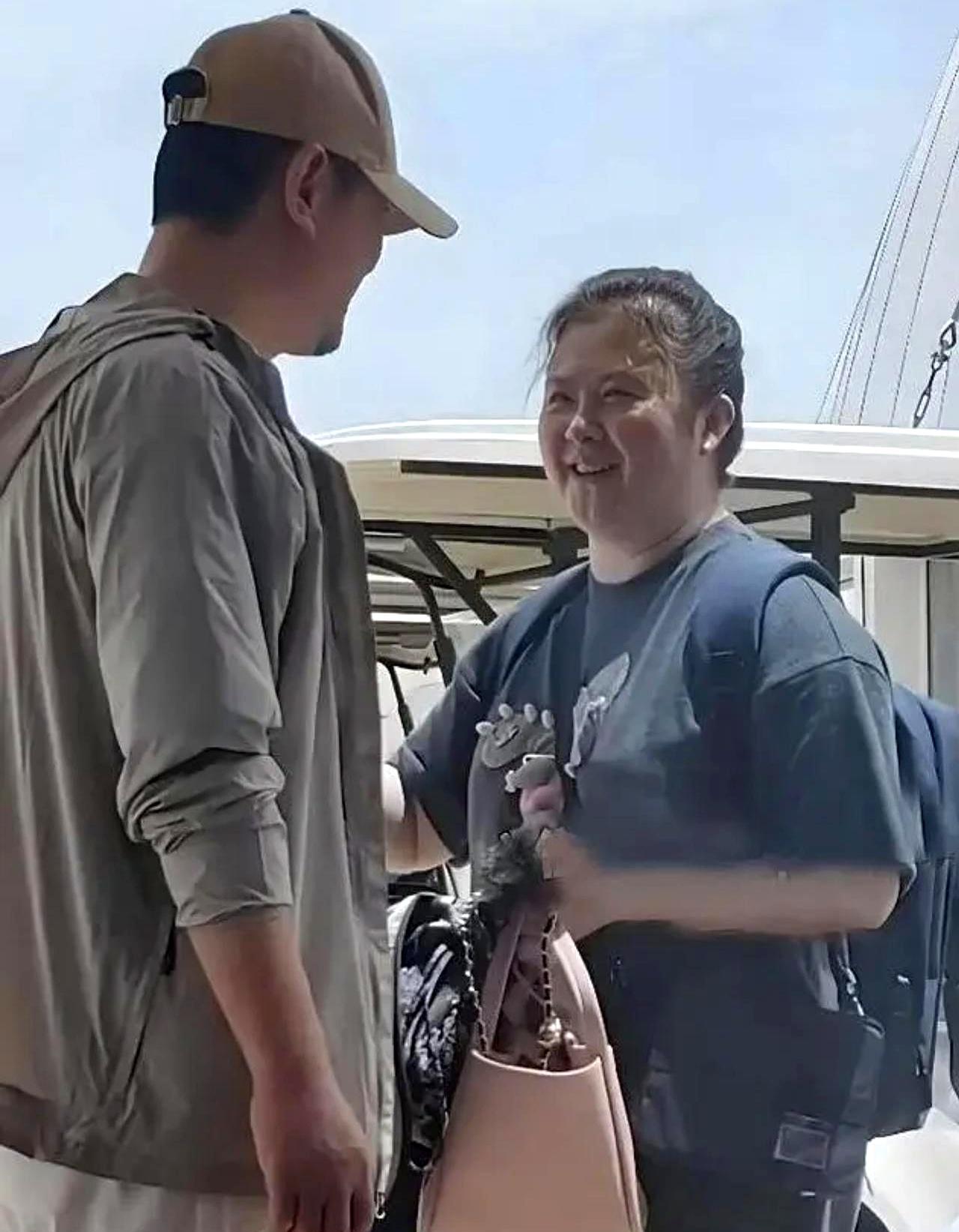 看腻了明星照片P得亲妈都不认。但最近，沈腾老婆王琦的家庭照火了。素颜，脸圆圆