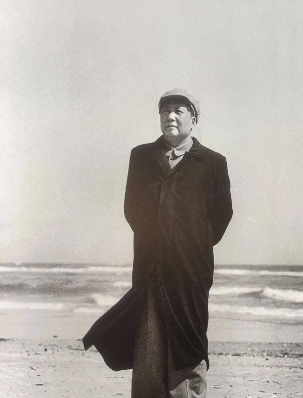 千万不能打美国！听听毛主席是怎么说的！千万不能打美国。当年抗美援朝时，很多人给毛