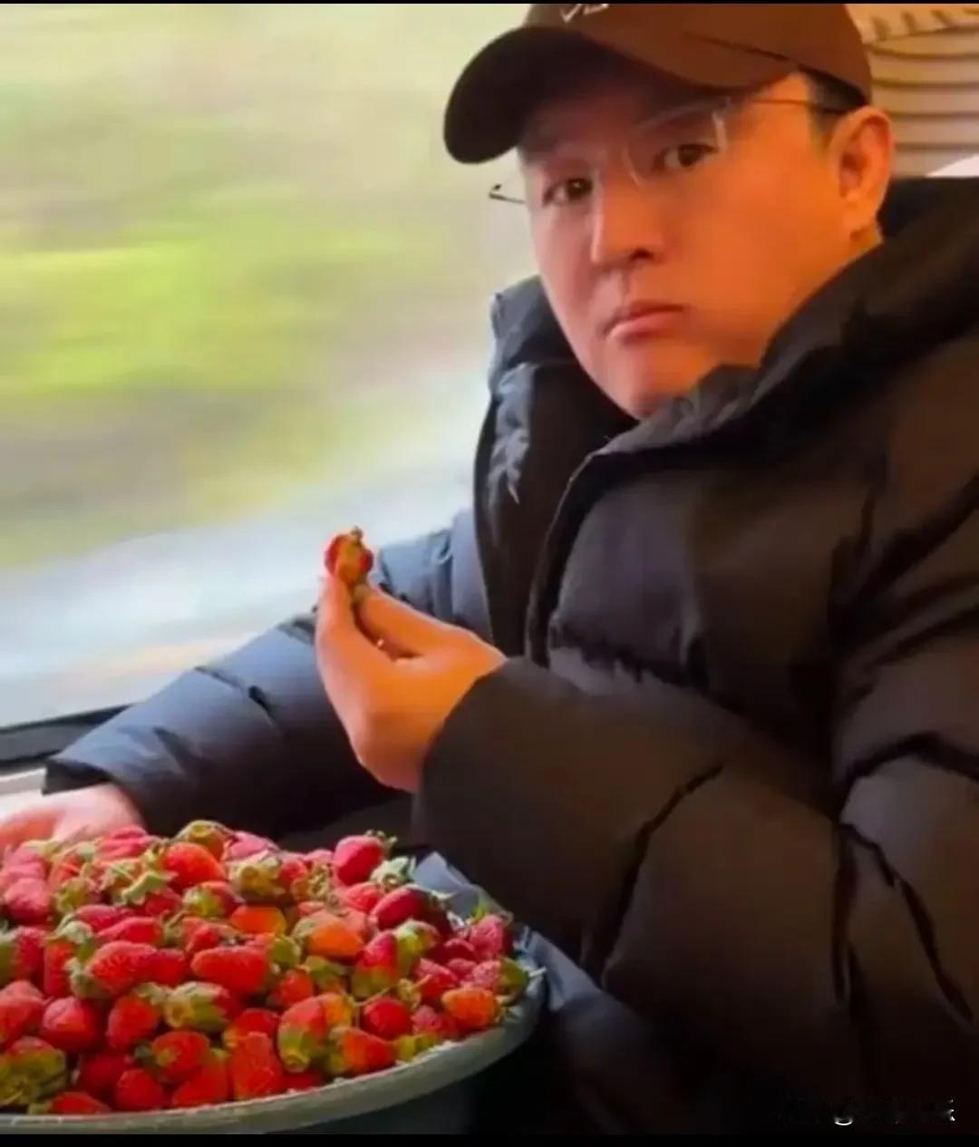 高铁偶遇演员张磊，人家正捧着一大盆草莓吃得欢实呢！这画风，是不是和你想的明星出行