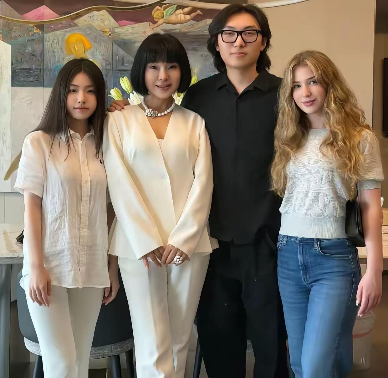 6月17日，陈红晒出全家福，称儿子娶了外国洋妞，带着儿媳妇回家看自己，这让她十分